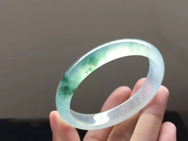 翡翠白酒了綠色會蔓延開門(翡翠夢魘不開門)