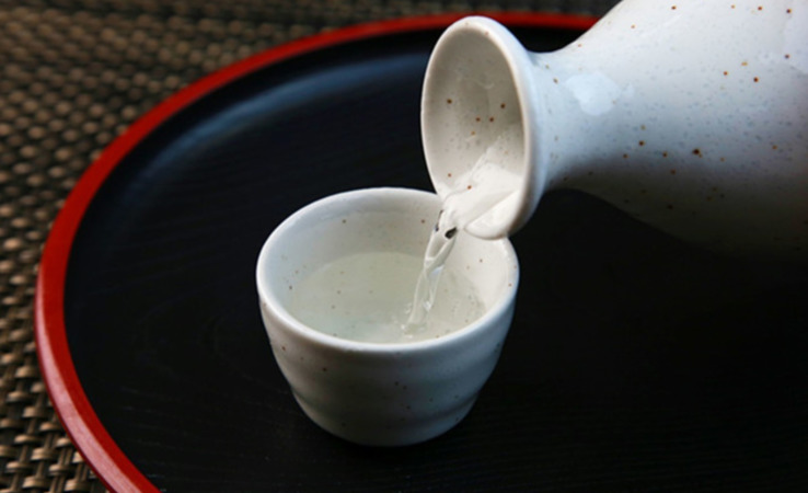 好的白酒都會帶點(diǎn)黃色嗎(白酒有黃色的嗎)