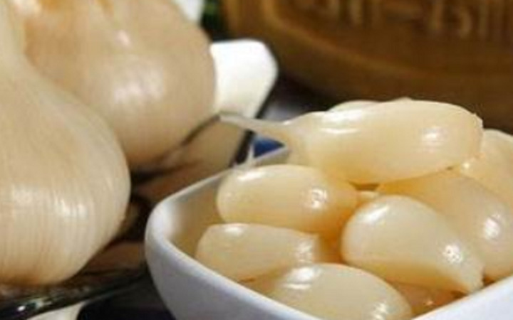 大蒜泡白酒多久可以喝(大蒜泡白酒多長時(shí)間可以喝)