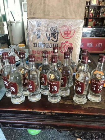98年52土度董酒多少錢(qián)(1999年董酒52度多少錢(qián))